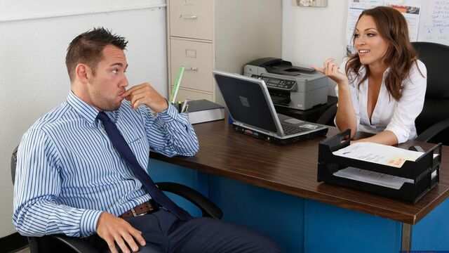 Начальница с большими дойками готова принять нового сотружника на работу...