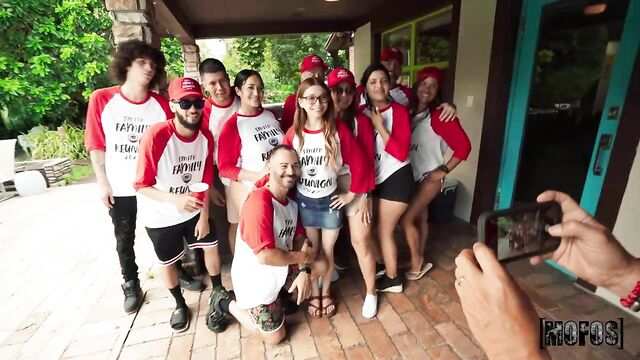 Девушка волосатой писькой привлекла внимание чужого парня и трахнулась с ним...