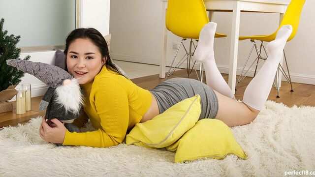 Азиатка с пышными сиськами и попкой ублажает себя в домашнем порно...