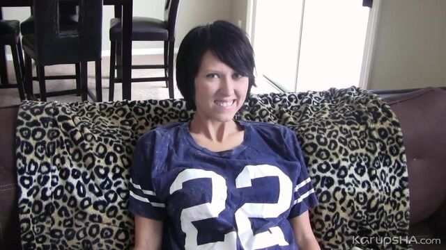 Брюнетка с натуральными большими дойками согласилась на секс перед камерой...