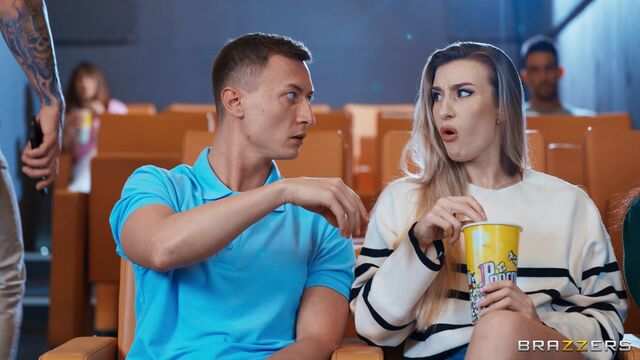 Страстная милфа с большими дойками повеселилась в кинотеатре с парнем...