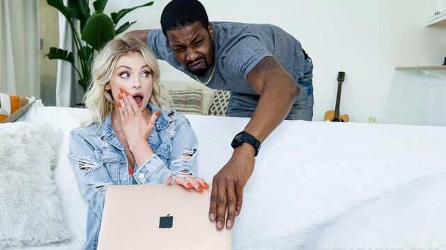 Большим черным членом трахнул блондинку в глотку а потом и в тугую киску