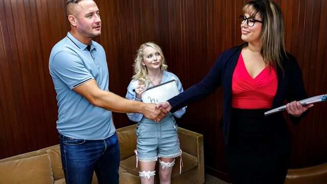 Опытная психологиня с большими дойками провела секс-терапию с молодыми...