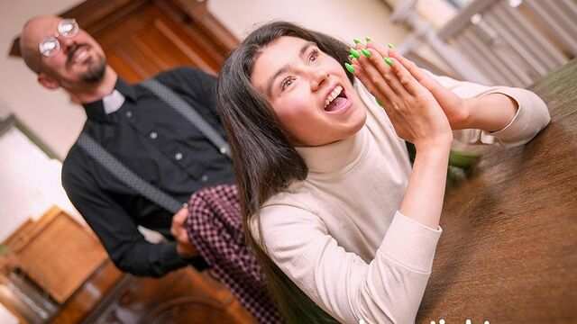 Молодая покорная падчерица делает глубокий минет строгому отчиму...