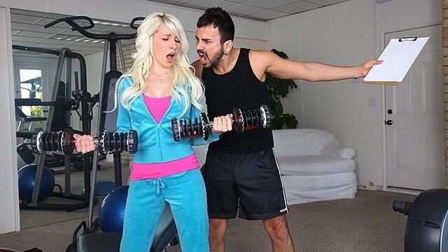 Блондинка сначала подумала что это такая тренировка но это был секс...