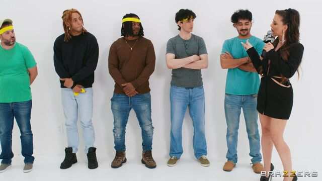 Горячие сучки с большими дойками позвали парней для группового веселья...