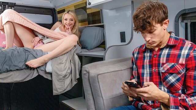 Брат потрогал мокрую киску сводной сестры-блондинки во время поездки...