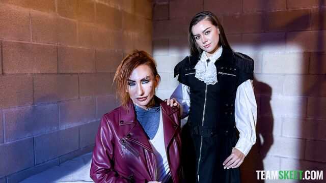 Рыжая сучка с большими дойками порадовала киску подруги в лесби порно