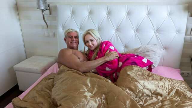 Страстная блондинка даже во время секса с вибратором не расстается