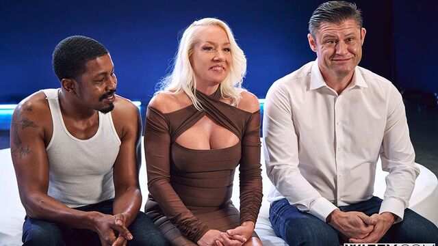 Шикарная мамочка с большой жопой трахается с негром на глазах у мужа...