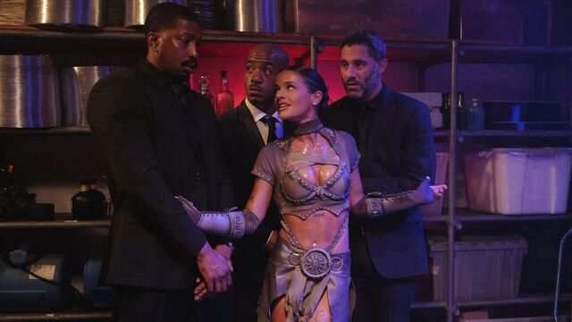 Страстная сучка захотела яркого двойного проникновения с мужиками