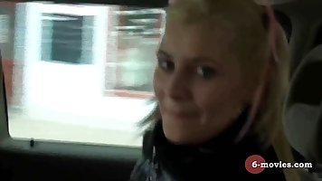 Блондинка показывает красивую грудь за деньги и трахает его глоткой...