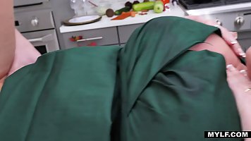 Милфа ласкает длинный член парня дочери и трясет большими сочными сиськами...